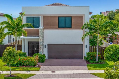 Villa ou maison à louer à Miami, Floride: 5 chambres, 263.19 m2 № 1982350 - photo 1