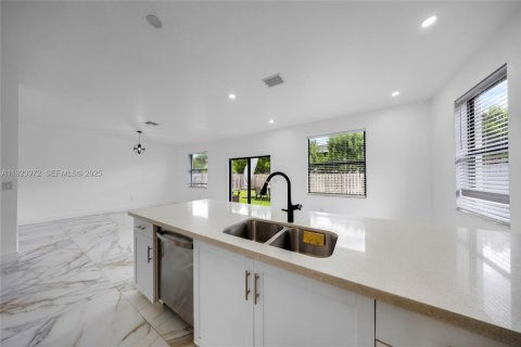 Villa ou maison à louer à Miami, Floride: 5 chambres, 263.19 m2 № 1982350 - photo 13