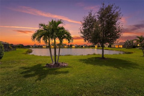 Touwnhouse à vendre à Lakewood Ranch, Floride: 2 chambres, 164.9 m2 № 2329298 - photo 2