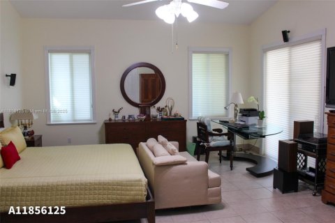 House in Palmetto Bay, Florida 4 bedrooms, 297.94 sq.m. № 1881808 - photo 13