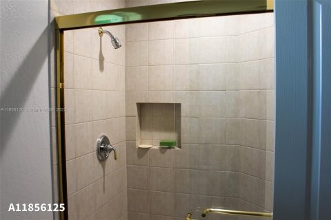 House in Palmetto Bay, Florida 4 bedrooms, 297.94 sq.m. № 1881808 - photo 21