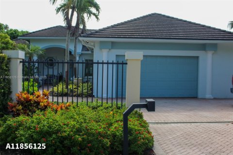 House in Palmetto Bay, Florida 4 bedrooms, 297.94 sq.m. № 1881808 - photo 1