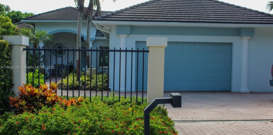 House in Palmetto Bay, Florida 4 bedrooms, 297.94 sq.m. № 1881808