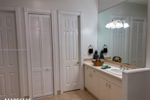 House in Palmetto Bay, Florida 4 bedrooms, 297.94 sq.m. № 1881808 - photo 18