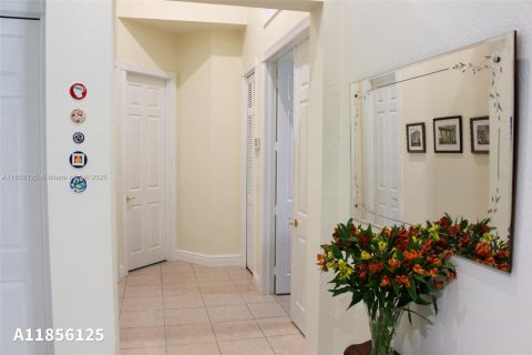 House in Palmetto Bay, Florida 4 bedrooms, 297.94 sq.m. № 1881808 - photo 12