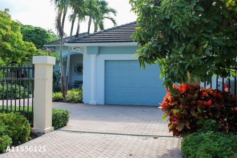 House in Palmetto Bay, Florida 4 bedrooms, 297.94 sq.m. № 1881808 - photo 3