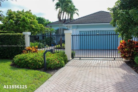 House in Palmetto Bay, Florida 4 bedrooms, 297.94 sq.m. № 1881808 - photo 2