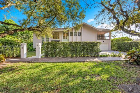 House in Coral Gables, Florida 5 bedrooms, 271.09 sq.m. № 2030544 - photo 2