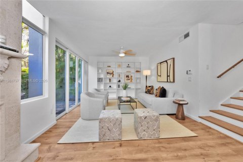 House in Coral Gables, Florida 5 bedrooms, 271.09 sq.m. № 2030544 - photo 8