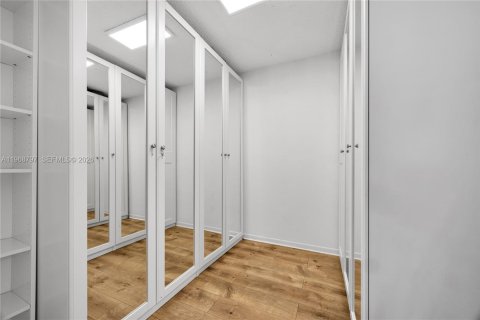 House in Coral Gables, Florida 5 bedrooms, 271.09 sq.m. № 2030544 - photo 27