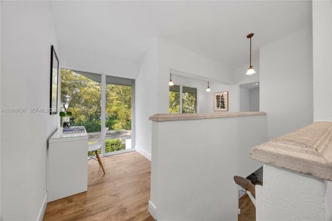 House in Coral Gables, Florida 5 bedrooms, 271.09 sq.m. № 2030544 - photo 19