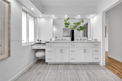 House in Coral Gables, Florida 5 bedrooms, 271.09 sq.m. № 2030544 - photo 25