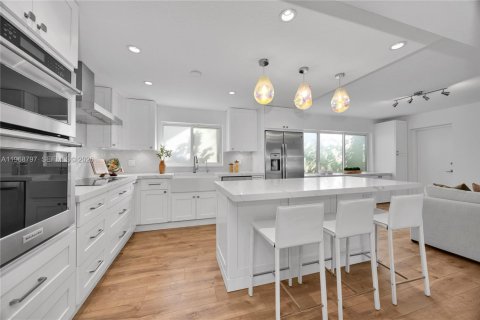 House in Coral Gables, Florida 5 bedrooms, 271.09 sq.m. № 2030544 - photo 18