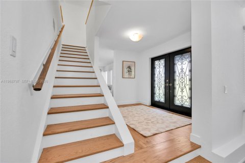 House in Coral Gables, Florida 5 bedrooms, 271.09 sq.m. № 2030544 - photo 6