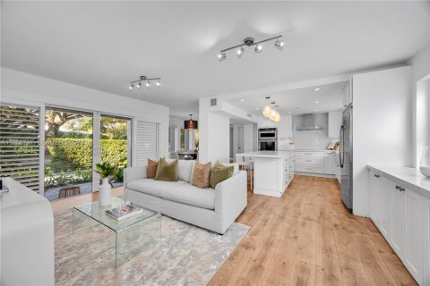 House in Coral Gables, Florida 5 bedrooms, 271.09 sq.m. № 2030544 - photo 15