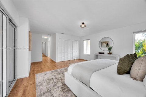 House in Coral Gables, Florida 5 bedrooms, 271.09 sq.m. № 2030544 - photo 23