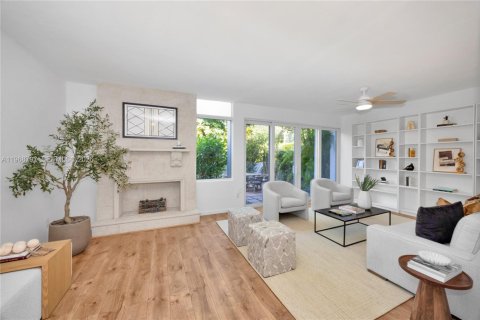 House in Coral Gables, Florida 5 bedrooms, 271.09 sq.m. № 2030544 - photo 7