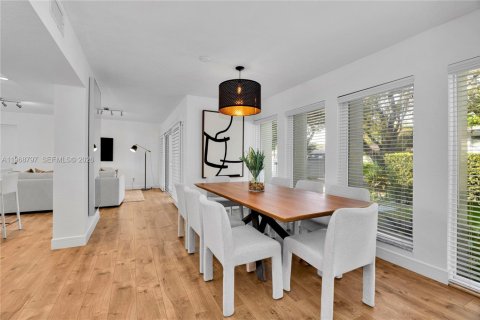 House in Coral Gables, Florida 5 bedrooms, 271.09 sq.m. № 2030544 - photo 11