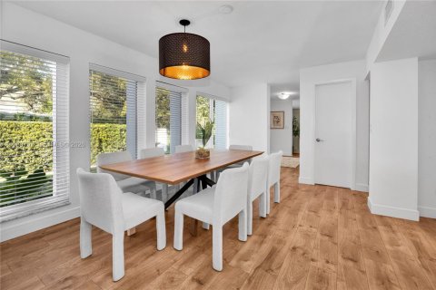 House in Coral Gables, Florida 5 bedrooms, 271.09 sq.m. № 2030544 - photo 13