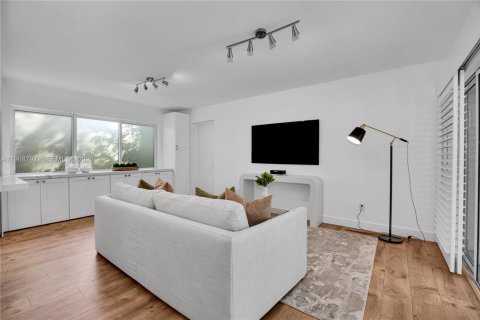 House in Coral Gables, Florida 5 bedrooms, 271.09 sq.m. № 2030544 - photo 14