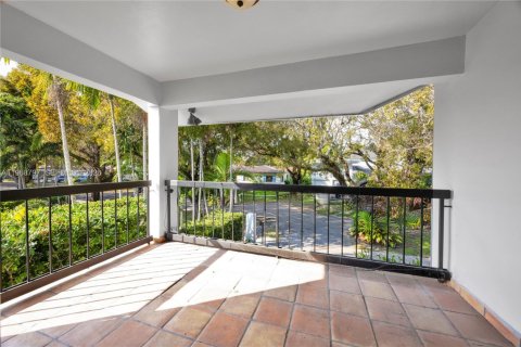 House in Coral Gables, Florida 5 bedrooms, 271.09 sq.m. № 2030544 - photo 28