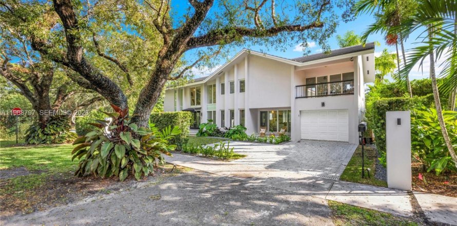 House in Coral Gables, Florida 5 bedrooms, 271.09 sq.m. № 2030544