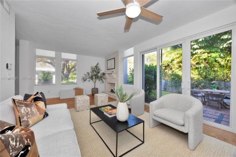 House in Coral Gables, Florida 5 bedrooms, 271.09 sq.m. № 2030544 - photo 9