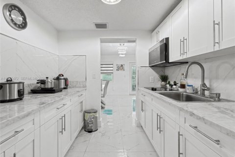 Villa ou maison à louer à Miami, Floride: 3 chambres, 84.54 m2 № 2029679 - photo 13