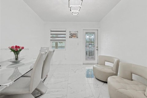 Villa ou maison à louer à Miami, Floride: 3 chambres, 84.54 m2 № 2029679 - photo 2