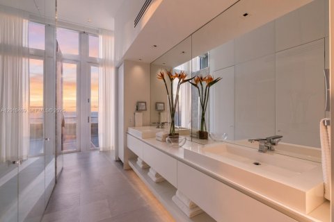 House in Miami Beach, Florida 5 bedrooms, 545.15 sq.m. № 2073721 - photo 21