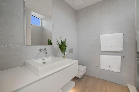 House in Miami Beach, Florida 5 bedrooms, 545.15 sq.m. № 2073721 - photo 27