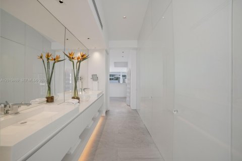 House in Miami Beach, Florida 5 bedrooms, 545.15 sq.m. № 2073721 - photo 23