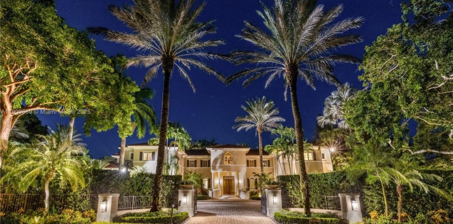 House in Coral Gables, Florida 9 bedrooms, 928.74 sq.m. № 1965429