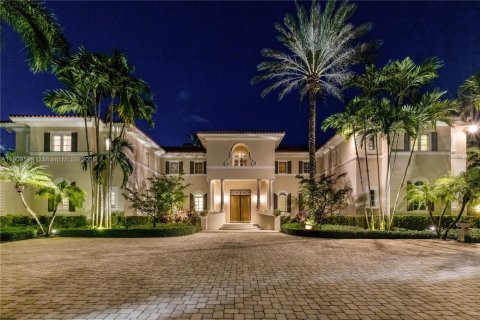 House in Coral Gables, Florida 9 bedrooms, 928.74 sq.m. № 1965429 - photo 2