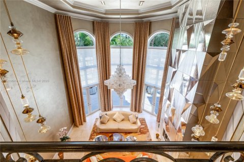 House in Coral Gables, Florida 9 bedrooms, 928.74 sq.m. № 1965429 - photo 7