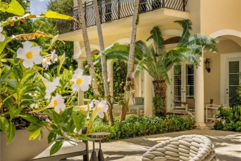 House in Coral Gables, Florida 9 bedrooms, 928.74 sq.m. № 1965429 - photo 23