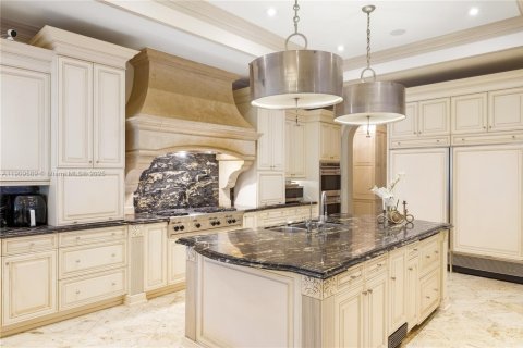 House in Coral Gables, Florida 9 bedrooms, 928.74 sq.m. № 1965429 - photo 13