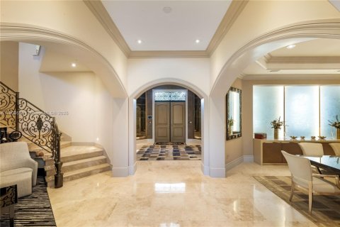 House in Coral Gables, Florida 9 bedrooms, 928.74 sq.m. № 1965429 - photo 5