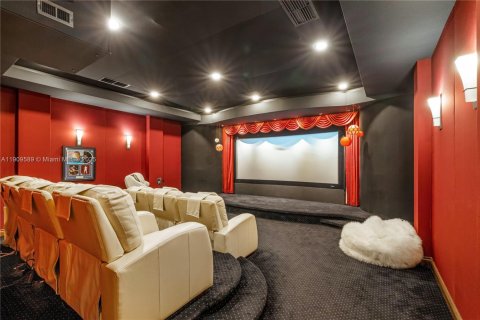 House in Coral Gables, Florida 9 bedrooms, 928.74 sq.m. № 1965429 - photo 18