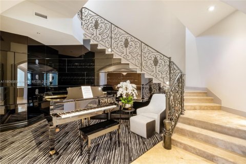 House in Coral Gables, Florida 9 bedrooms, 928.74 sq.m. № 1965429 - photo 9