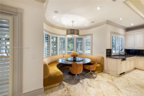 House in Coral Gables, Florida 9 bedrooms, 928.74 sq.m. № 1965429 - photo 15