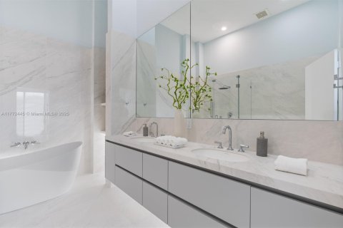 Condo in Miami, Florida, 2 bedrooms № 1958637 - photo 11