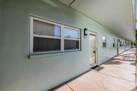 Condo à Dunedin, Floride, 1 chambre  № 2121488