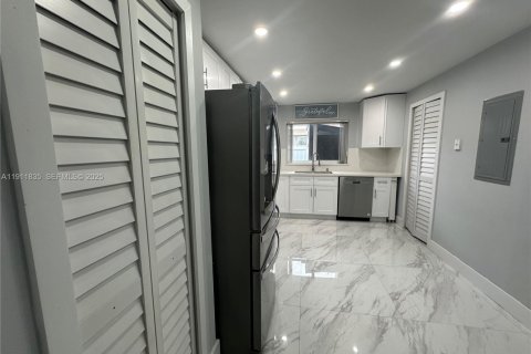 House in Miami, Florida 5 bedrooms, 210.14 sq.m. № 1977427 - photo 7