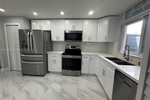 House in Miami, Florida 5 bedrooms, 210.14 sq.m. № 1977427 - photo 6