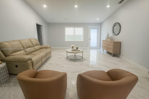 House in Miami, Florida 5 bedrooms, 210.14 sq.m. № 1977427 - photo 4