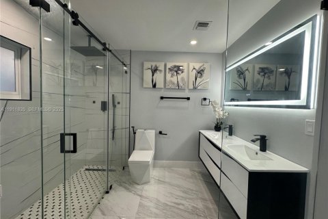 House in Miami, Florida 5 bedrooms, 210.14 sq.m. № 1977427 - photo 12