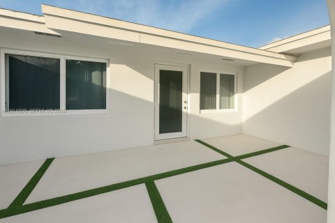 House in Miami, Florida 5 bedrooms, 210.14 sq.m. № 1977427 - photo 3