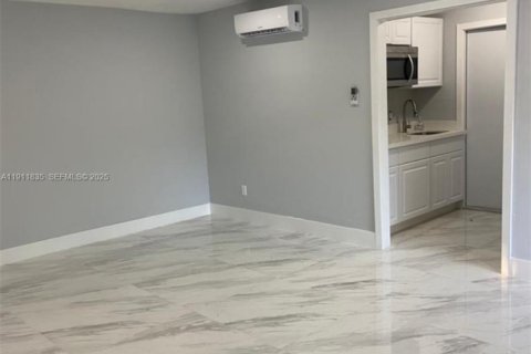 House in Miami, Florida 5 bedrooms, 210.14 sq.m. № 1977427 - photo 19