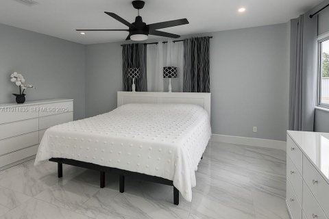 House in Miami, Florida 5 bedrooms, 210.14 sq.m. № 1977427 - photo 10